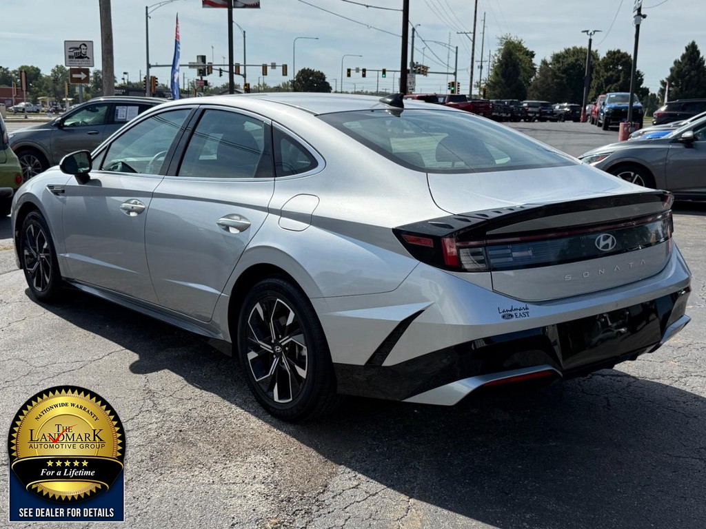 Hyundai Sonata Vehicle Full-screen Gallery Image 7