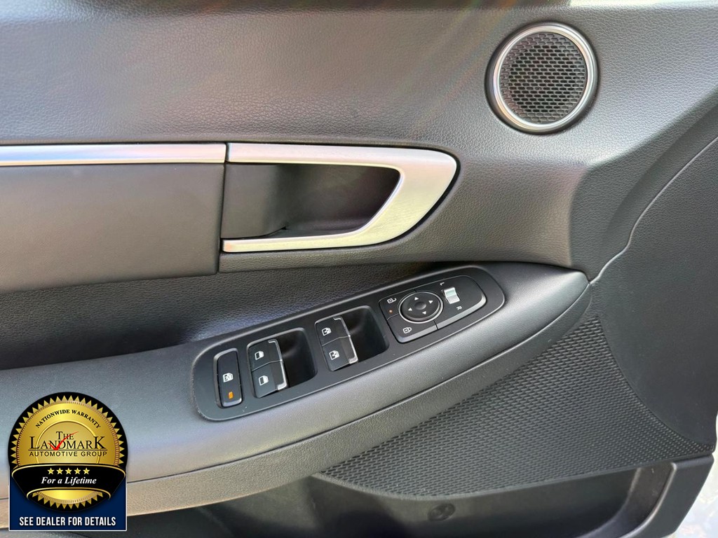 Hyundai Sonata Vehicle Full-screen Gallery Image 8