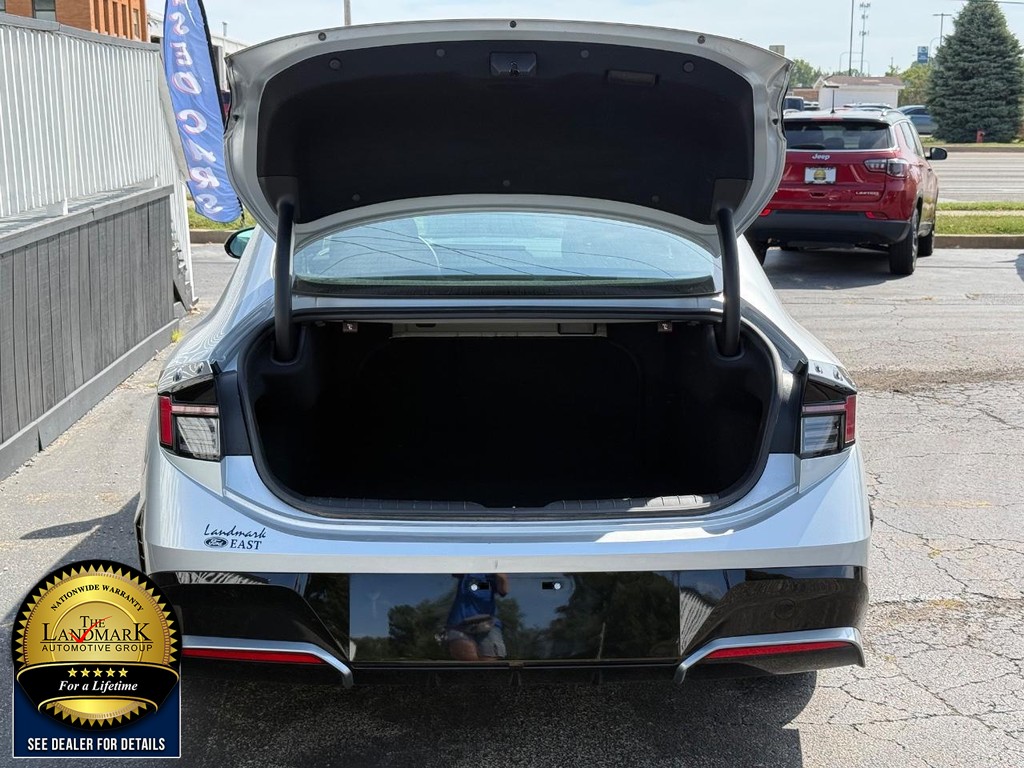 Hyundai Sonata Vehicle Full-screen Gallery Image 19