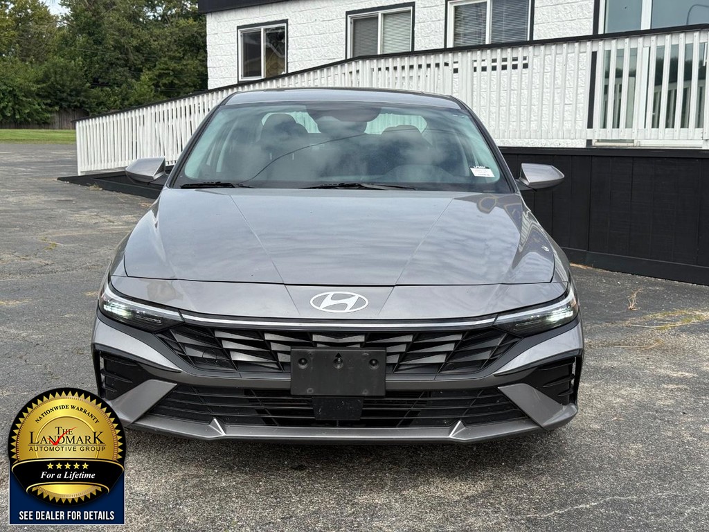 Hyundai Elantra Vehicle Full-screen Gallery Image 2