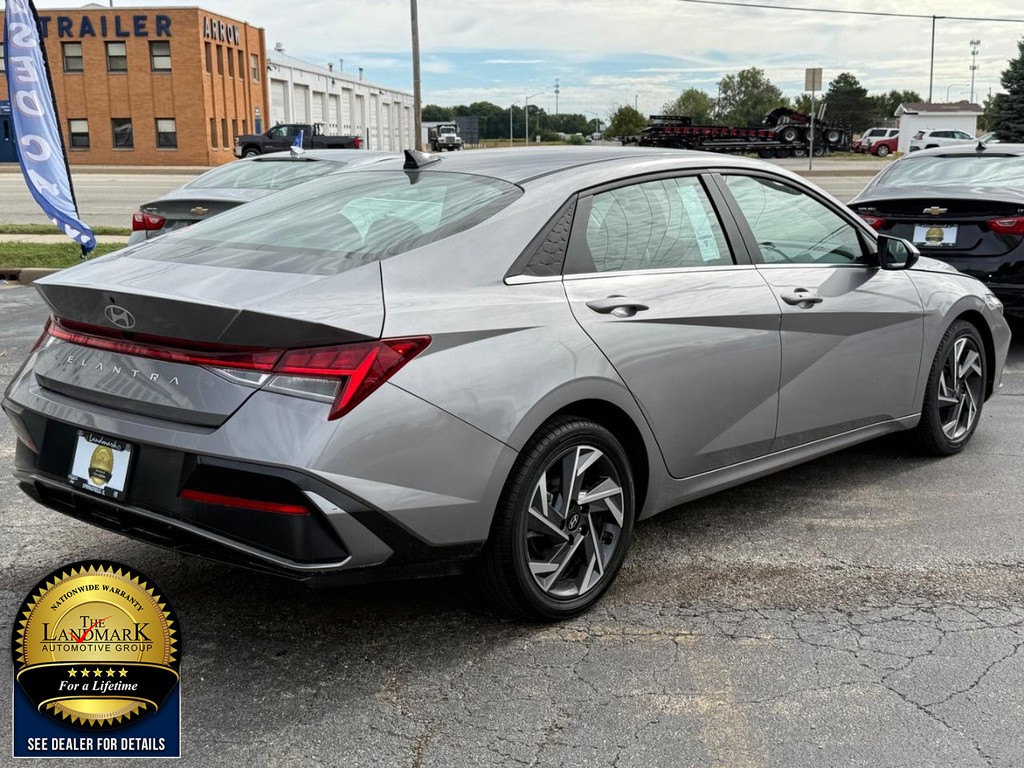 Hyundai Elantra Vehicle Full-screen Gallery Image 5