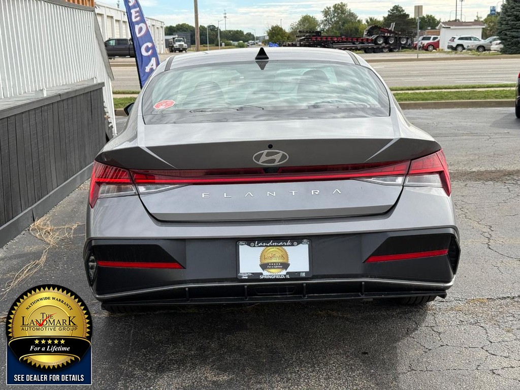 Hyundai Elantra Vehicle Full-screen Gallery Image 6