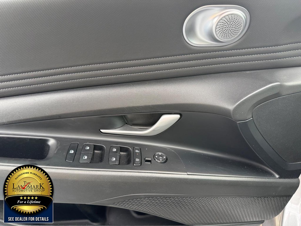 Hyundai Elantra Vehicle Full-screen Gallery Image 8
