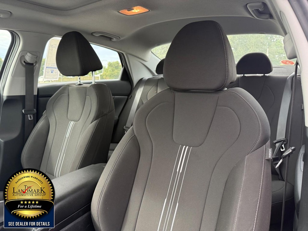 Hyundai Elantra Vehicle Full-screen Gallery Image 9