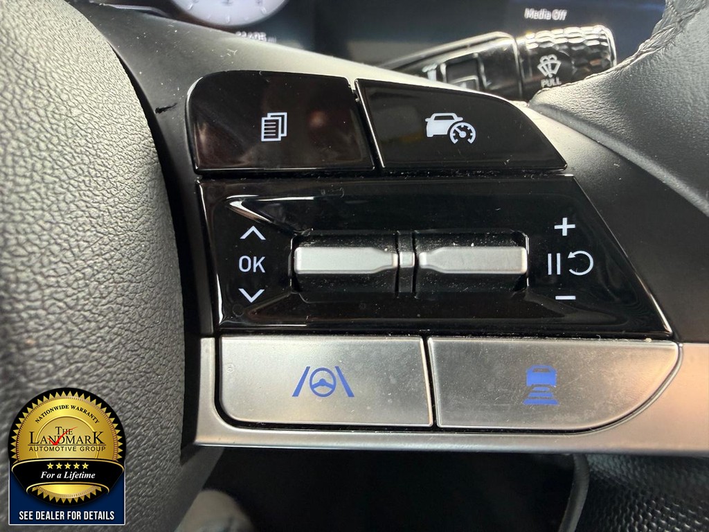 Hyundai Elantra Vehicle Full-screen Gallery Image 11