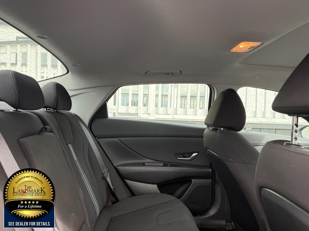 Hyundai Elantra Vehicle Full-screen Gallery Image 16