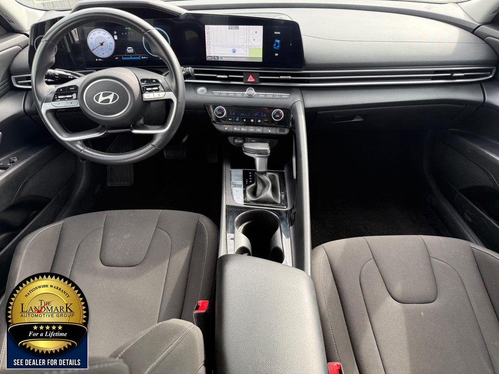 Hyundai Elantra Vehicle Full-screen Gallery Image 17