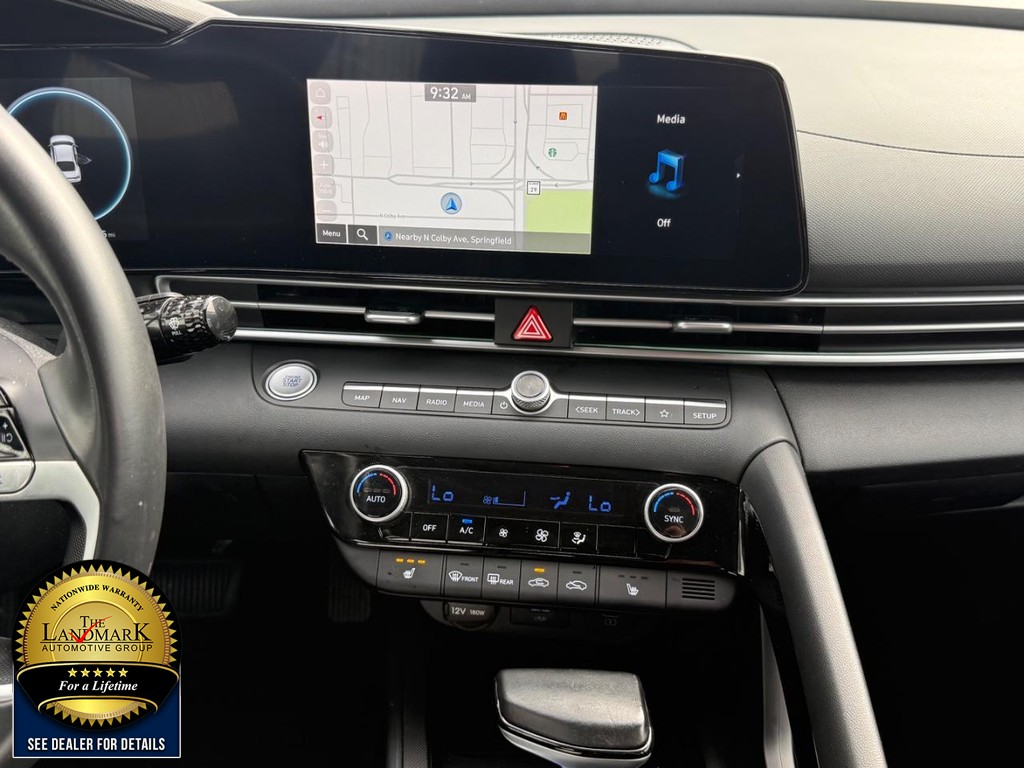 Hyundai Elantra Vehicle Full-screen Gallery Image 19
