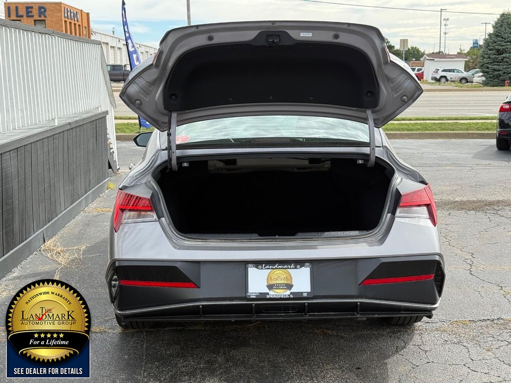 Hyundai Elantra Vehicle Full-screen Gallery Image 20