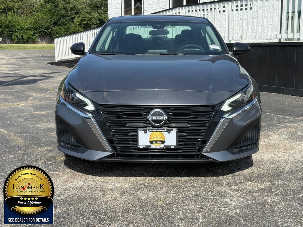 Nissan Altima Vehicle Full-screen Gallery Image 2