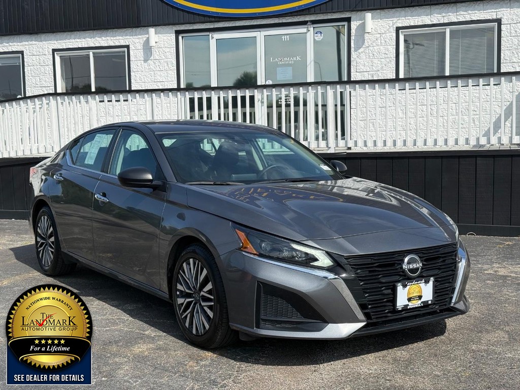 Nissan Altima Vehicle Full-screen Gallery Image 3