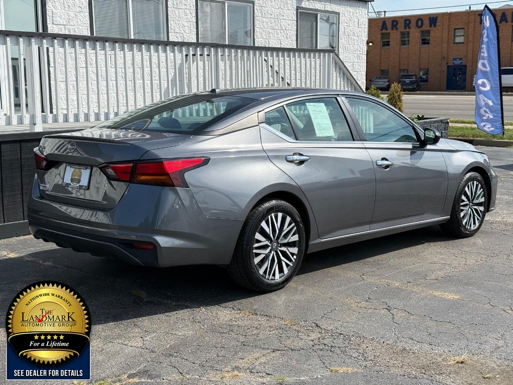 Nissan Altima Vehicle Full-screen Gallery Image 5