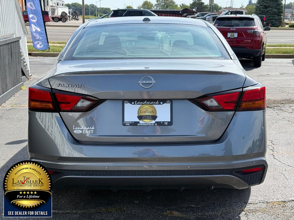 Nissan Altima Vehicle Full-screen Gallery Image 6