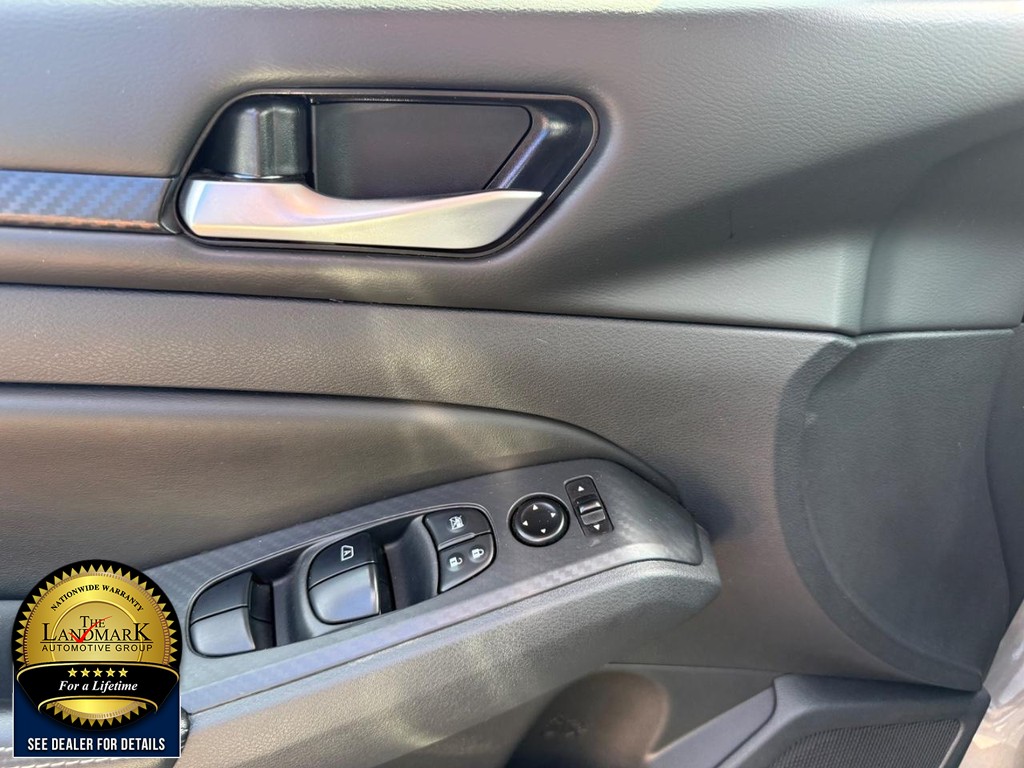 Nissan Altima Vehicle Full-screen Gallery Image 8