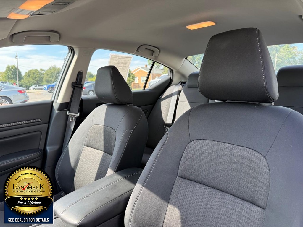 Nissan Altima Vehicle Full-screen Gallery Image 9