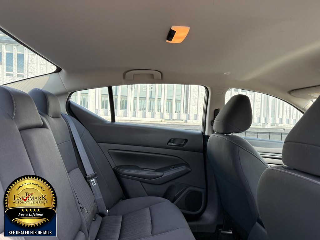 Nissan Altima Vehicle Full-screen Gallery Image 14