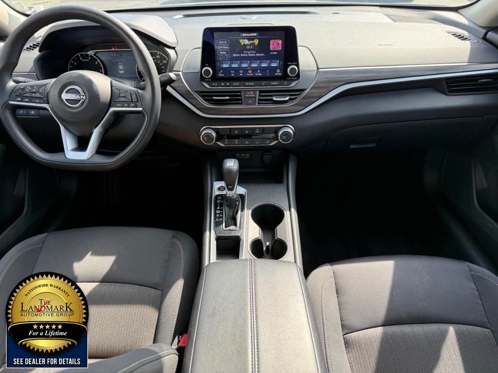 Nissan Altima Vehicle Full-screen Gallery Image 15