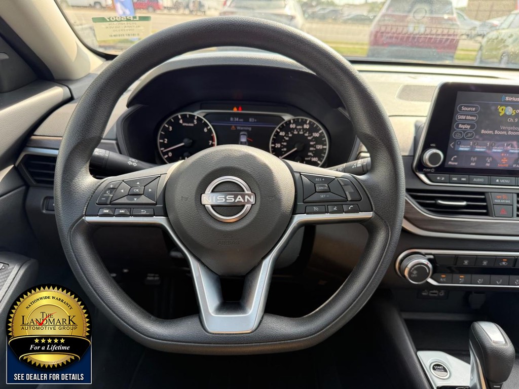 Nissan Altima Vehicle Full-screen Gallery Image 16