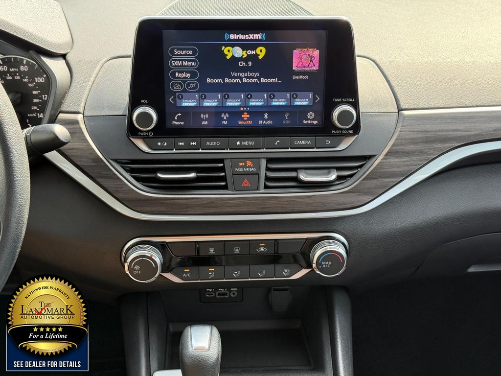 Nissan Altima Vehicle Full-screen Gallery Image 17