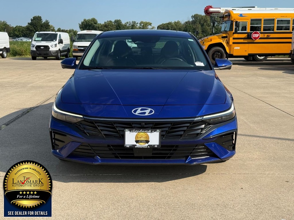 Hyundai Elantra Vehicle Full-screen Gallery Image 2