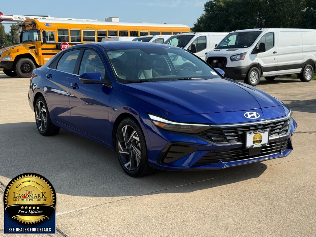 Hyundai Elantra Vehicle Full-screen Gallery Image 3