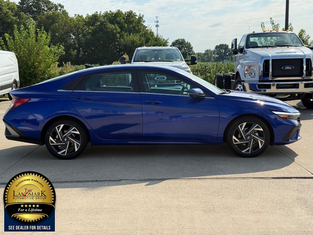 Hyundai Elantra Vehicle Full-screen Gallery Image 4