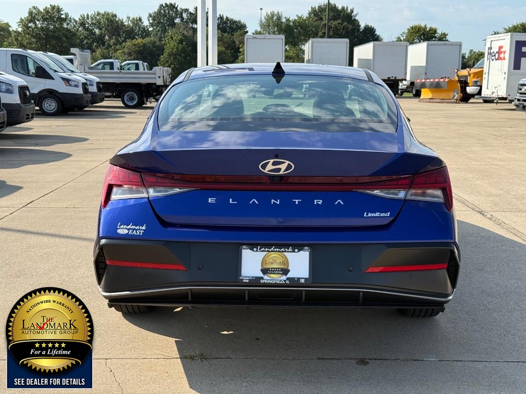 Hyundai Elantra Vehicle Full-screen Gallery Image 6