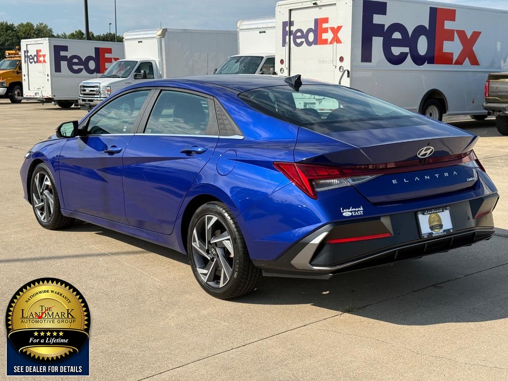 Hyundai Elantra Vehicle Full-screen Gallery Image 7