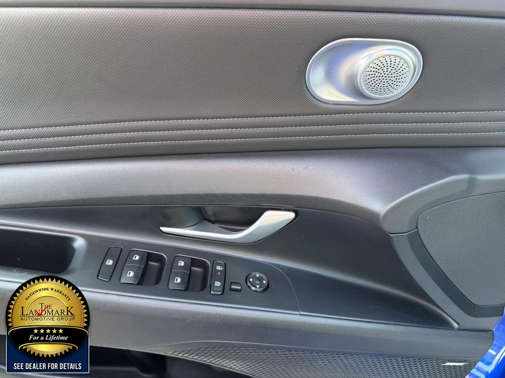 Hyundai Elantra Vehicle Full-screen Gallery Image 8