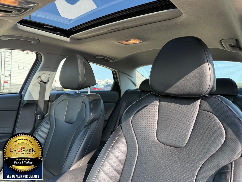 Hyundai Elantra Vehicle Full-screen Gallery Image 9