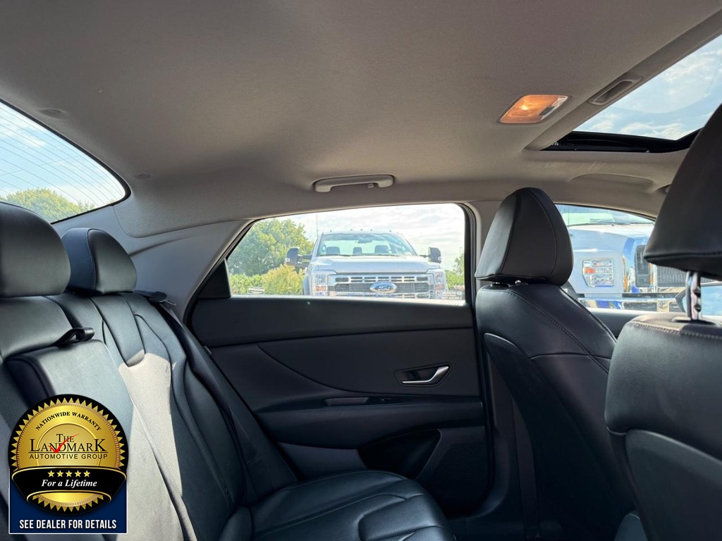 Hyundai Elantra Vehicle Full-screen Gallery Image 16
