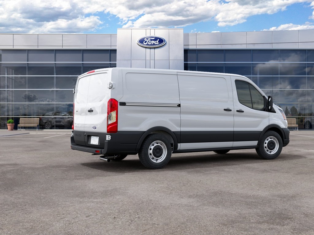 Ford Transit-150 Vehicle Full-screen Gallery Image 6