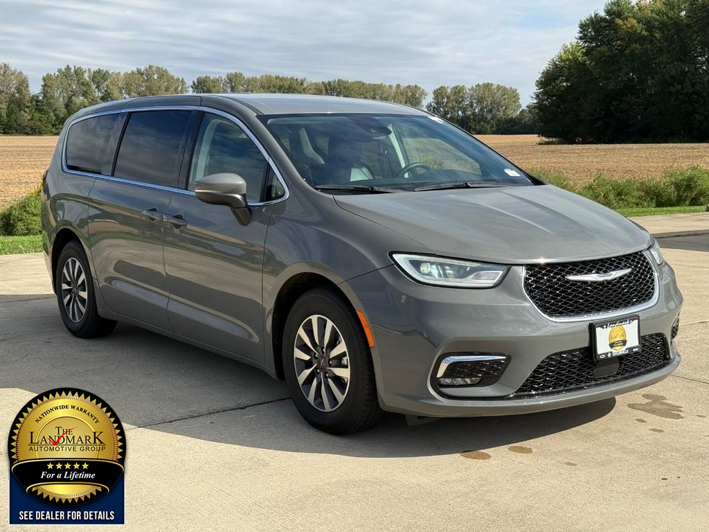 Chrysler Pacifica Vehicle Full-screen Gallery Image 03