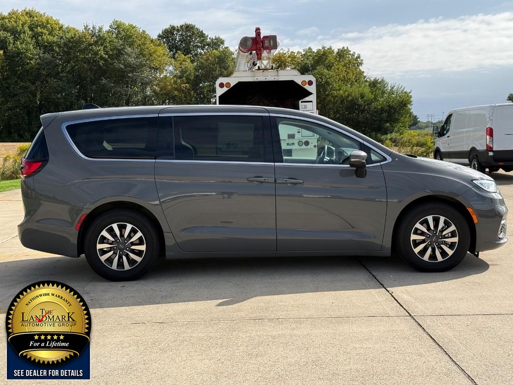 Chrysler Pacifica Vehicle Full-screen Gallery Image 04