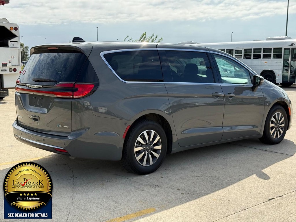 Chrysler Pacifica Vehicle Full-screen Gallery Image 05