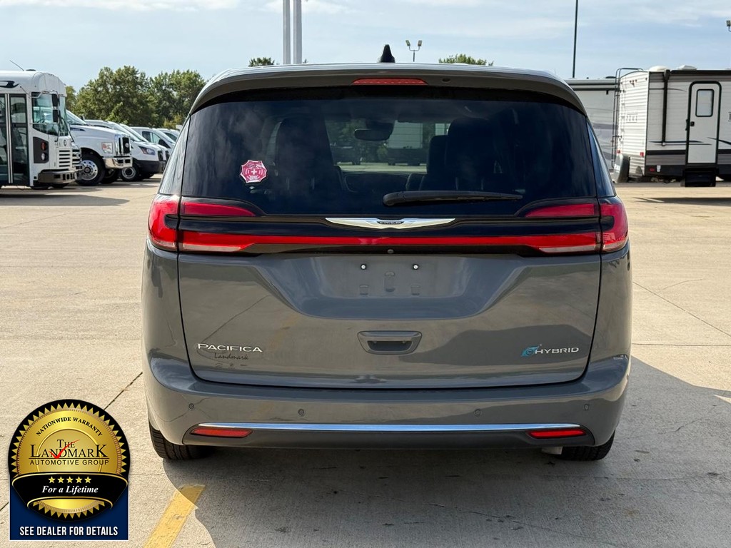 Chrysler Pacifica Vehicle Full-screen Gallery Image 06