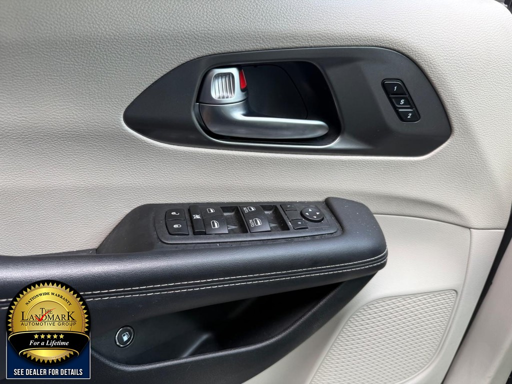 Chrysler Pacifica Vehicle Full-screen Gallery Image 08