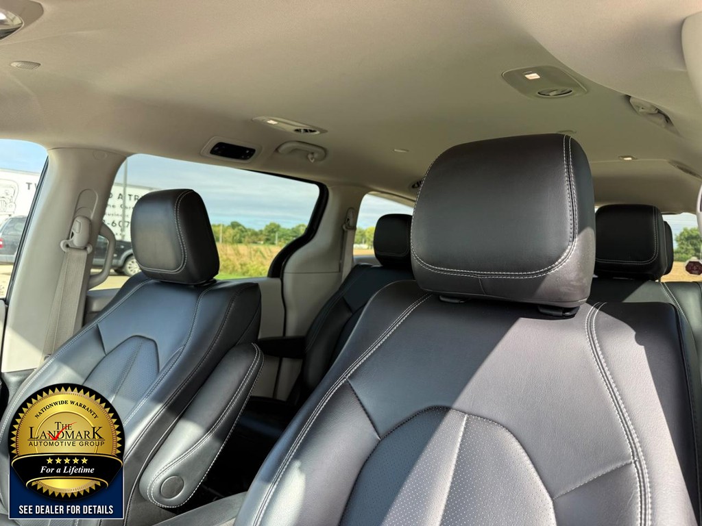Chrysler Pacifica Vehicle Full-screen Gallery Image 09