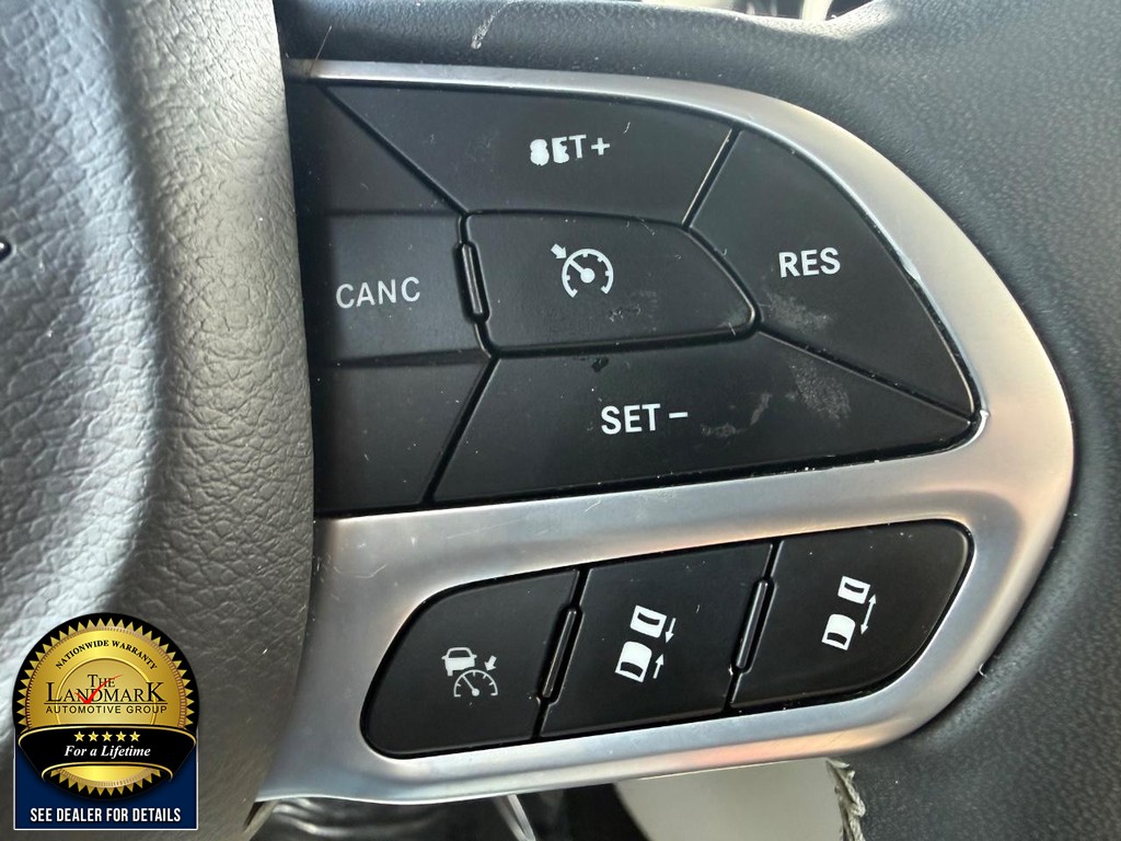 Chrysler Pacifica Vehicle Full-screen Gallery Image 11