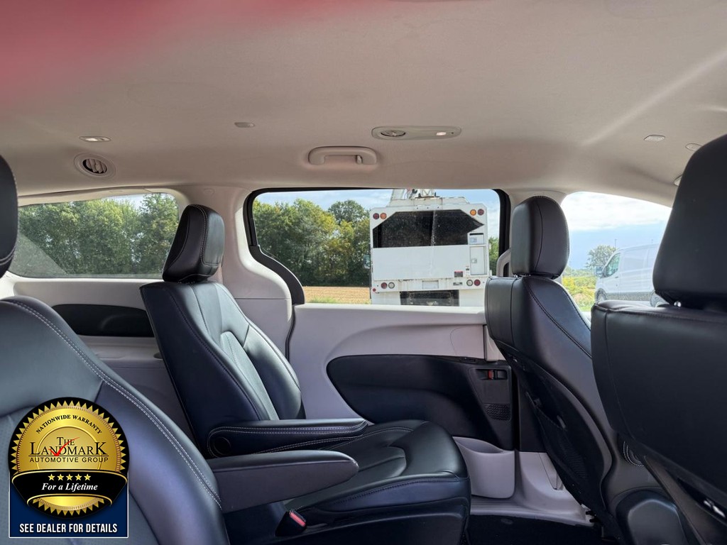 Chrysler Pacifica Vehicle Full-screen Gallery Image 15