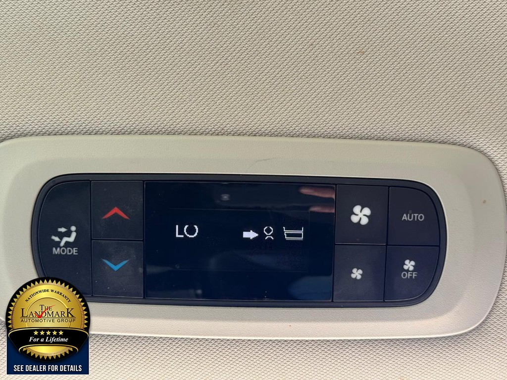 Chrysler Pacifica Vehicle Full-screen Gallery Image 16