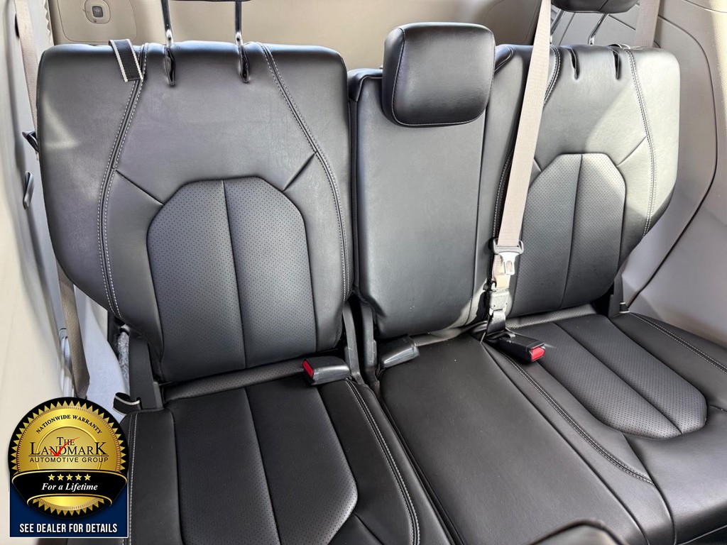 Chrysler Pacifica Vehicle Full-screen Gallery Image 17