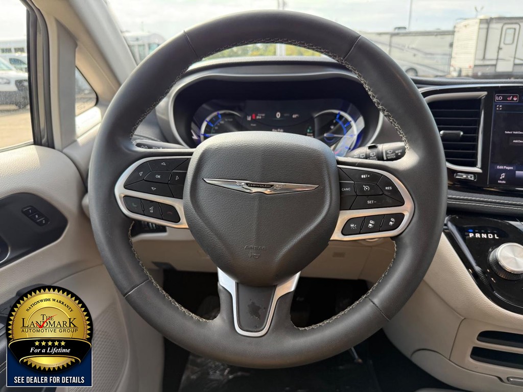 Chrysler Pacifica Vehicle Full-screen Gallery Image 19