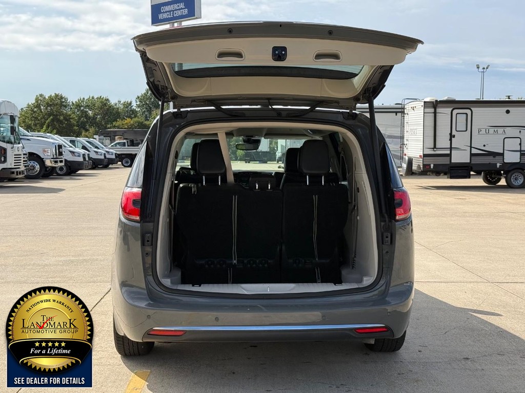 Chrysler Pacifica Vehicle Full-screen Gallery Image 21