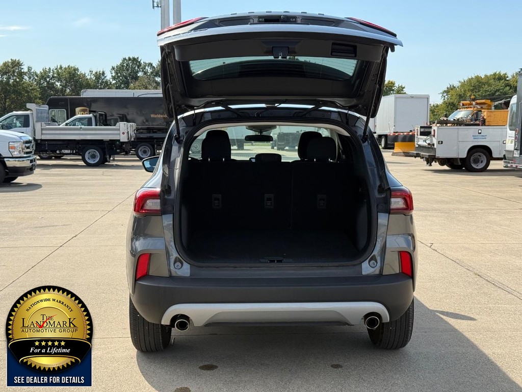 Ford Escape Vehicle Full-screen Gallery Image 18