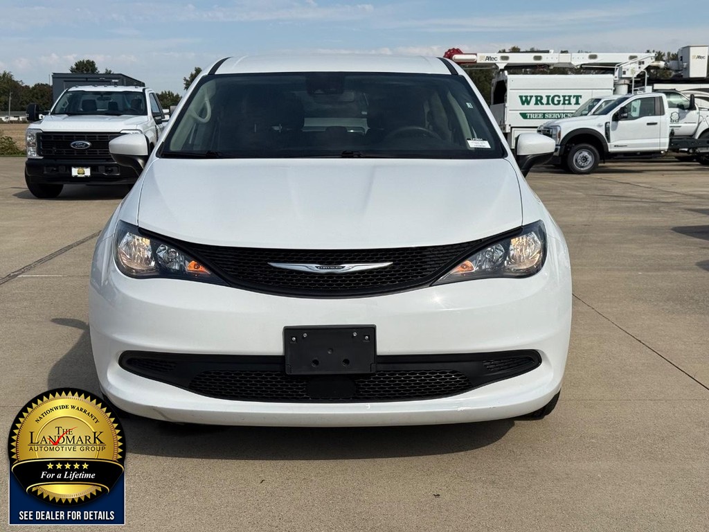 Chrysler Voyager Vehicle Full-screen Gallery Image 2