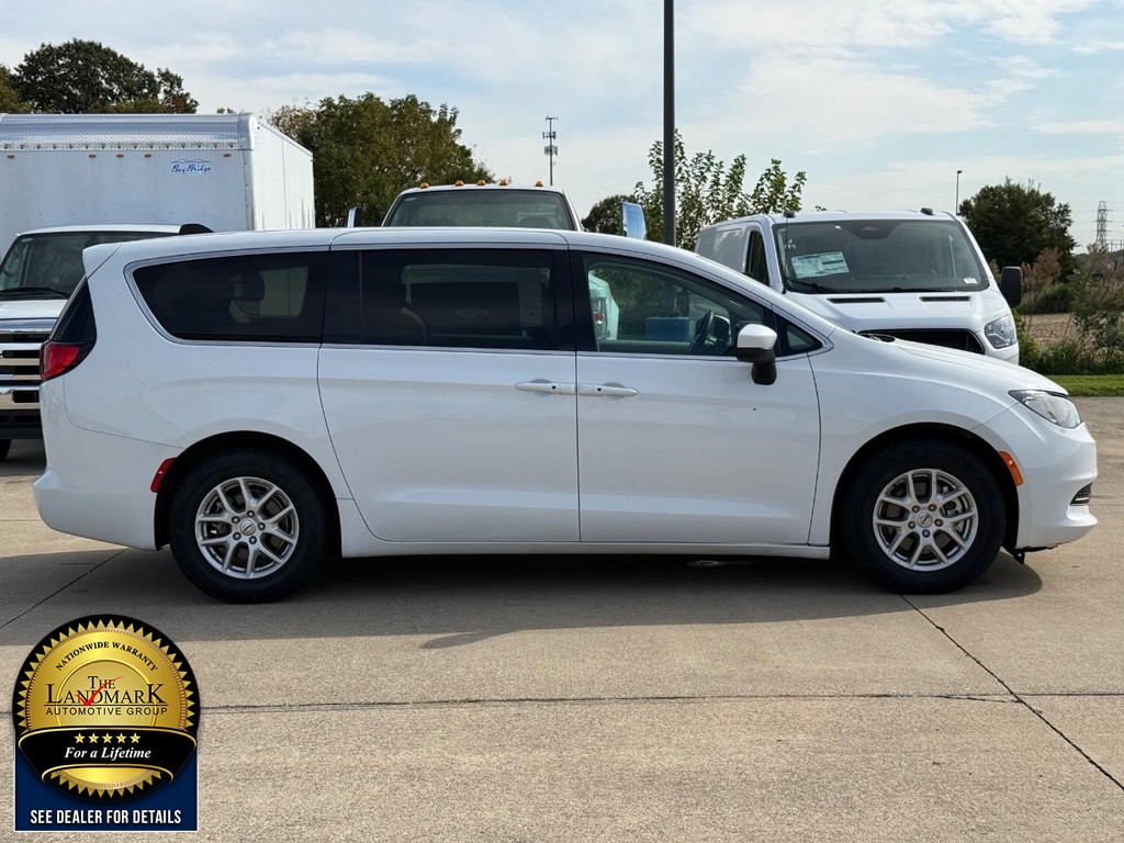 Chrysler Voyager Vehicle Full-screen Gallery Image 4