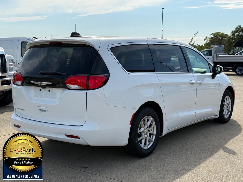 Chrysler Voyager Vehicle Full-screen Gallery Image 5