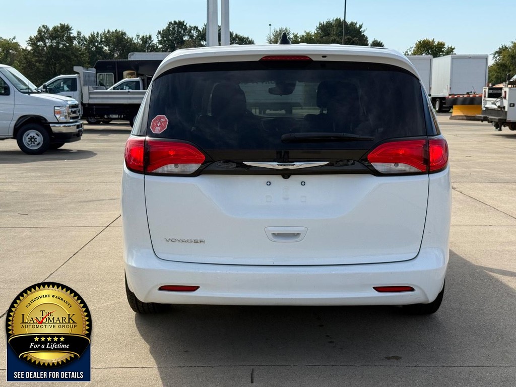 Chrysler Voyager Vehicle Full-screen Gallery Image 6