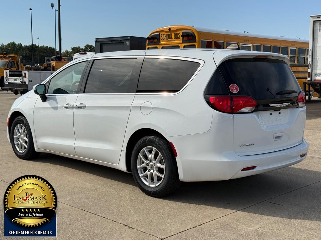 Chrysler Voyager Vehicle Full-screen Gallery Image 7